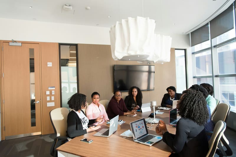 Reunião de equipa num ambiente corporativo.