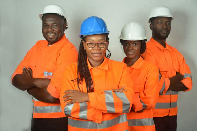 Equipa de trabalhadores com equipamento de protecção individual.